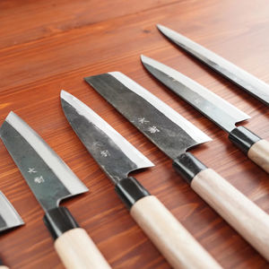 Cuchillo de Cocina Tosa-uchihamono Gyuto con Hoja de Acero al Carbono, Diseño Ecológico Ambidiestro, Mango de Madera - Product Image 1