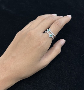 Anillo de Compromiso para Mujer, Tishya, con Diamantes Cultivados en Laboratorio, Plateado, Corte Brillante Redondo, Color Blanco D, con Piedras Laterales - Product Image 3