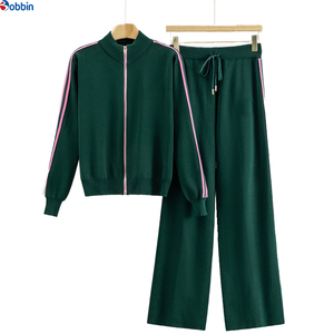Conjunto Deportivo de Invierno para Mujer con Logotipo Personalizado, Chaqueta con Cierre Completo y Pantalones Acampanados de 2 Piezas con Forro Polar Ecológico - Product Image 4