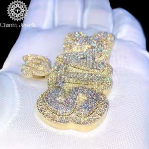 จี้ Charm_Jewells เงินแท้ 925 ชุบทอง 22K ประดับเพชรโมอิสซาไนต์ ดีไซน์ตัวอักษรฮิปฮอปสุดหรู จี้ห้อยคอแบบ Unisex ดีไซน์ฝังเพชรแบบ Bezel Setting Micro Insert - Product Image 2