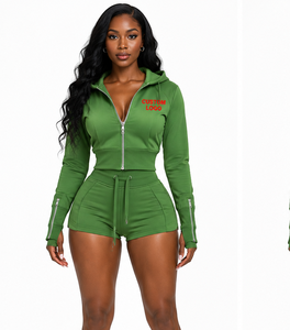 Ensemble de survêtement deux pièces pour femme avec logo personnalisé, comprenant un sweat à capuche court zippé uni et un short taille haute à cordon de serrage, idéal pour la gym et le style athleisure. - Product Image 1