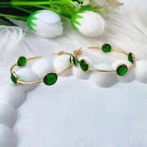 Pendientes de Aro de Plata de Ley 925 con Cuarzo Esmeralda y Baño de Oro de 14K, Diseño Redondo con Corte Checker y Piedras Preciosas, Tipo Huggies - Product Image 1