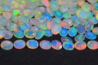 Ópalo Etíope Natural, Corte Oval Facetado de 9x7mm, Gema Pulida Opalescente para Joyería