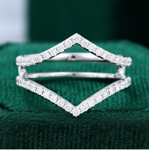 Anillo de boda Chevron corte redondo Moissanite diamante anillo de compromiso en forma de V banda de diamante anillo de apilamiento curvo para joyería de mujer - Product Image 1