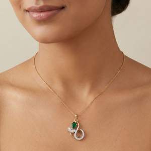 Colgante de Oro Amarillo con Diamante Natural de 0.27 Quilates, Corte Brillante Redondo, Claridad VS SI, Certificado IGI, Diseño Elegante y Lujoso - Product Image 1