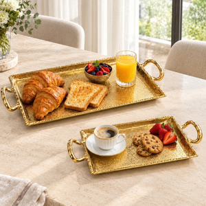 Ensemble de plateaux de service en aluminium finition or opulent, plateaux rectangulaires texturés avec poignées |   Articles de table de luxe pour la décoration de la table - Product Image 2