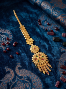 Divyoro Radiant Floral Mang Tikka Copper, Pince à Cheveux pour Femme en Cuivre Doré, Bijou de Mariage Élégant avec Pierres Rouges et Vertes, Léger et de Haute Qualité - Product Image 4
