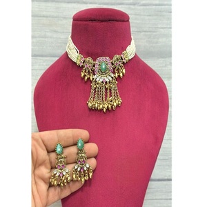 Atractivo y de la mejor calidad, inspirado en Sabyasachi, hecho a mano, chapado en oro sobre latón, imitación de perlas, fino Kundan Polki Rajwadi para fiestas. - Product Image 1