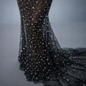 Vestido de Noche de Lujo con Pedrería de Cristal y Plumas, Estilo Sirena, con Hombros Descubiertos y Brillantes Cristales, con Plumas en el Busto - Product Image 4