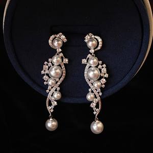 Boucles d'oreilles romantiques unisexes AMBER JEWELS T-2803 plaquées or 14 carats avec perles et accents de diamants, style vintage pour mariage - Product Image 4