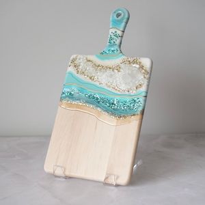 Planche à découper rectangulaire en bois et résine avec poignée, bois naturel et dessus en résine marbrée blanche pour la préparation des aliments - Product Image 2