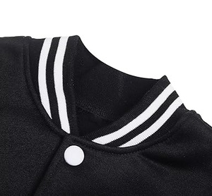 Vestes universitaires en laine noire personnalisées avec design OEM, motifs rétro, manches rétro, imperméables, style streetwear, fermeture à boutons. - Product Image 2