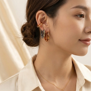 Nuevos Aretes de Aro Redondos de Resina y Acero Inoxidable Clásicos al por Mayor con Detalles en Dorado, Ideales para Regalo - Product Image 5