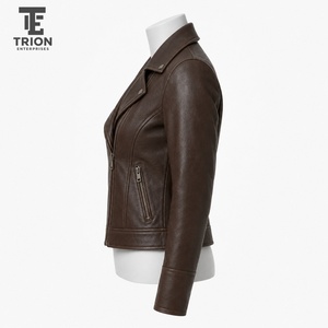 Chaqueta de cuero para mujer a la moda con una silueta moderna, acabado suave y construcción duradera para looks casuales y elegantes. - Product Image 2