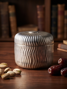 Boîte de rangement de luxe en métal argenté, ronde, pour fruits secs et dates, avec corps cannelé en spirale, couvercle à motif soleil et bouton plat - Product Image 3