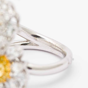 Anillo de Compromiso de Oro Blanco de 14K con Diamante de Corte Cuadrado de 4.76ct, Diseño de Tres Flores en Racimo, Joyería de Lujo - Product Image 6