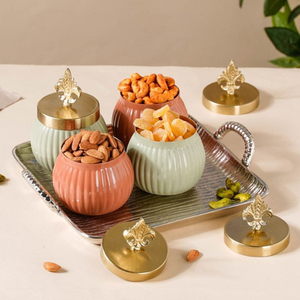 Ensemble de deux pots en céramique verte avec accents dorés, finition polie, style glamour, idéal pour offrir et décorer - Product Image 6