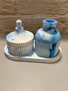 ชุดอุปกรณ์ห้องน้ำเรซิ่นอีโค่เพ้นท์ลายด้วยมือ - ขวดโหลมีฝาปิด ขวดตกแต่ง และถาดจัดระเบียบ - Product Image 3