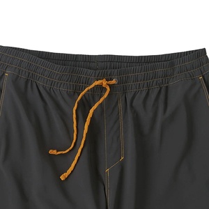 กางเกงขาสั้นผ้าโพลีเอสเตอร์สำหรับผู้ชายผ้า100% ระบายอากาศได้ดีหลากสีพื้น - Product Image 3