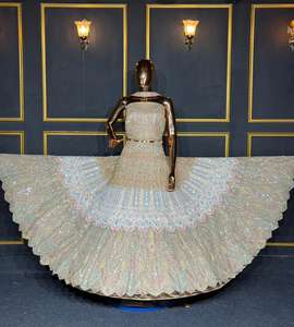 Lehenga choli de mariée avec un travail lourd de jarkan, des touches de design nouveau et un style classique ample - Product Image 2