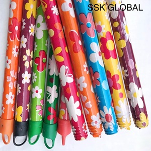 Escoba con mango de madera de diseño vietnamita, ecológica, portátil, con revestimiento de PVC, para limpieza del hogar, 2.2 x 120 cm, mejor precio en India - Product Image 1