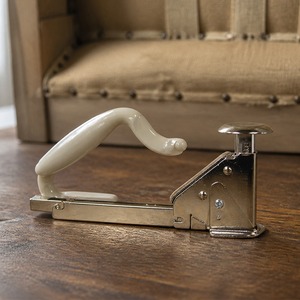 [YOU-ONE Befestigungssysteme] Musterhefter Bates L19 Typ mit Zinkgussgehäuse und massiven Stahlseitenflügeln, Handhefter - Product Image 1
