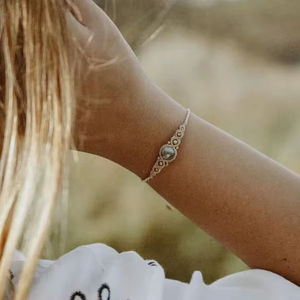 กำไลข้อมือมาคราเม่ปรับได้ ประดับลาบราดอไรต์ เชือกถักเคลือบแว็กซ์ ลูกปัดทอง สไตล์โบฮีเมียน เครื่องประดับสำหรับทุกเพศ ขายส่ง - Product Image 1