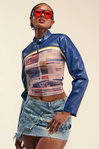 Chaqueta Deportiva Azul de PU con Estampado de Periódico, Cuello Alto, Cierre de Cremallera, Estilo Urbano, Corta, Unisex, para Primavera - Product Image 3