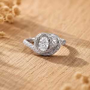 Anillo de Compromiso de Oro Sólido de 10K, 14K o 18K con Diamante Cultivado en Laboratorio de Corte Brillante Ovalado de 0.55ct, Certificado por IGI, Color E VVS - Product Image 2