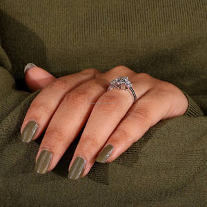 แหวนหมั้นเพชรสามเม็ดพร้อมหินด้านข้างครึ่งดวงจันทร์และการตั้งค่าง่ามคู่สีทอง18K - Product Image 2