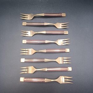 Fourchette vintage en laiton avec manche en bois, finition miroir haute brillance, résistante à la rouille, pour les fêtes - Product Image 5