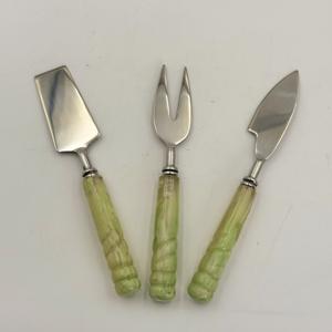 Achetez maintenant et découvrez tout : Ensemble d'outils pour couper et étaler le fromage en acier inoxydable avec manche rond épais en résine, vaisselle incluse. - Product Image 2