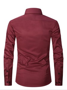 Camisa de vestir de seda satinada color borgoña para hombre, manga larga, cuello vuelto, formal, de color sólido, con botones. - Product Image 4