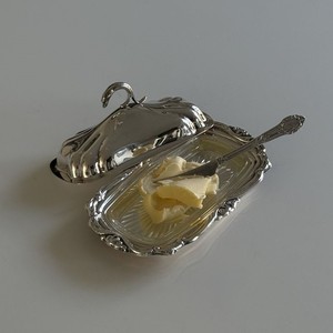 Pot à beurre décoratif avec couvercle et plateau, conçu pour la table à manger, la cuisine et une présentation élégante des aliments, décoration pour la maison et l'hôtel - Product Image 1