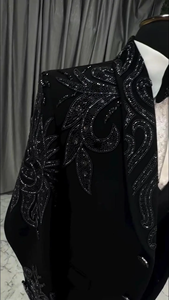 Traje de esmoquin negro bordado para hombre – Blazer de diseñador para boda con bordado de lentejuelas pesadas y pajarita, ropa formal para fiestas - Product Image 2
