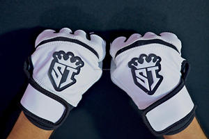 Guantes de Bateo SHAHI IMPEX de Piel Cabretta Rosa de Calidad Premium 0.09mm con Muñequera Floral Derecha, Cierre de Gancho y Bucle, Diseño Acolchado - Product Image 4