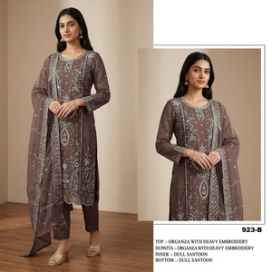 Un mélange parfait de tradition et de mode dans cet ensemble de costume pour femme époustouflant. Achetez directement auprès du fournisseur. - Product Image 2