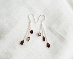 Boucles d'oreilles cascade en argent sterling de qualité supérieure avec grenat multi-coupes, style tendance et élégant - Product Image 2