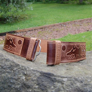 Cinturón con Diseño en Relieve de Cabeza de Lobo y Nudo Celta, Cinturones Tradicionales Escoceses de Alta Calidad, 100% Cuero, Suministros de Fábrica - Product Image 1