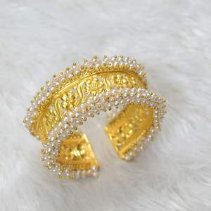 กำไลข้อมือทองเหลืองชุบทองดีไซน์ตะวันตกแบบเปิดได้ ทำมือ แฟชั่นอินเดียสุดฮิต สำหรับเด็กผู้หญิงและผู้หญิง - Product Image 3