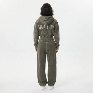 Conjunto deportivo de dos piezas para mujer: sudadera con capucha corta con cremallera y pantalones jogger de pierna ancha - Product Image 2