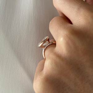 Anillo de Compromiso con Diamante Ovalado de 3 Quilates Cultivado en Laboratorio, Media Montura en Oro Rosa, Diamantes Pavé, Certificado IGI - Product Image 4