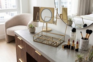 Boîte à bijoux vintage en verre, au design transparent, avec un cadre en métal fini or classique, conçue pour un rangement organisé. - Product Image 2