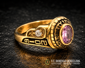 แหวนสำเร็จการศึกษาสำหรับเด็กและผู้หญิง ทำจากสแตนเลสสตีล ชุบทอง 18K ประดับด้วยเพชรซิคอนสังเคราะห์ - Product Image 3