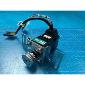 SANYO DENKI 103F5505-70CEA5 มอเตอร์สเต็ปเปอร์ 2 เฟส ใช้แล้วตามสภาพเดิม อะไหล่อุปกรณ์เซมิคอนดักเตอร์รุ่นเก่า - Product Image 1