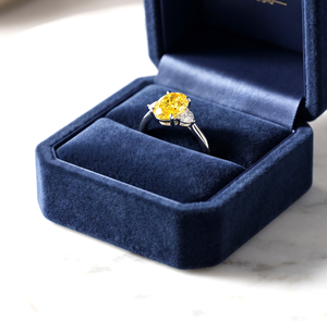 Bague de fiançailles trois pierres en or massif 10K 14K 18K certifiée IGI, couleur DEF, clarté VS VVS, diamant de laboratoire jaune taille ovale et demi-lune - Product Image 1