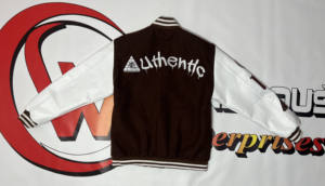 Chaqueta universitaria personalizada de alta calidad con bordado de parches para hombre, estilo bomber de béisbol, con mangas de cuero, talla grande. - Product Image 5