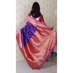 ผ้าไหมสีม่วงเนื้อนุ่มแบบ Banarasi ปักลาย Meenakari ด้วยด้าย Zari พร้อมผ้าคลุมไหล่ลาย ZigZag งานฝีมือสุดหรู - Product Image 4