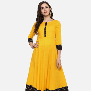 ชุดคุร์ตาอานาร์กาลีผ้าฝ้ายสีเหลืองพิมพ์ลายสำหรับผู้หญิง คอทรงกลม แขนสามส่วน ออกแบบมาเพื่อการสวมใส่ลำลองสไตล์ชาติพันธุ์ทั่วโลกในชีวิตประจำวัน - Product Image 1