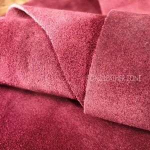 Cuero de vaca de gamuza con patrón acabado para bolsos y zapatos, fabricado en ISONZ Leather Zone, modelo SS-161, 5.5-6 Sqft - Product Image 1
